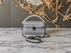 Bazaart (10) Clutch, silber mit Perlenhenkel