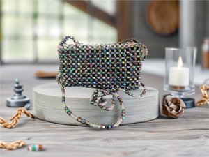 Clutch aus schwarzen facettierten Perlen Taschenengl