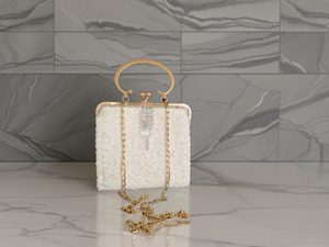 Bazaart (53) Tasche in weiß mit Perlen und goldenen Henkel